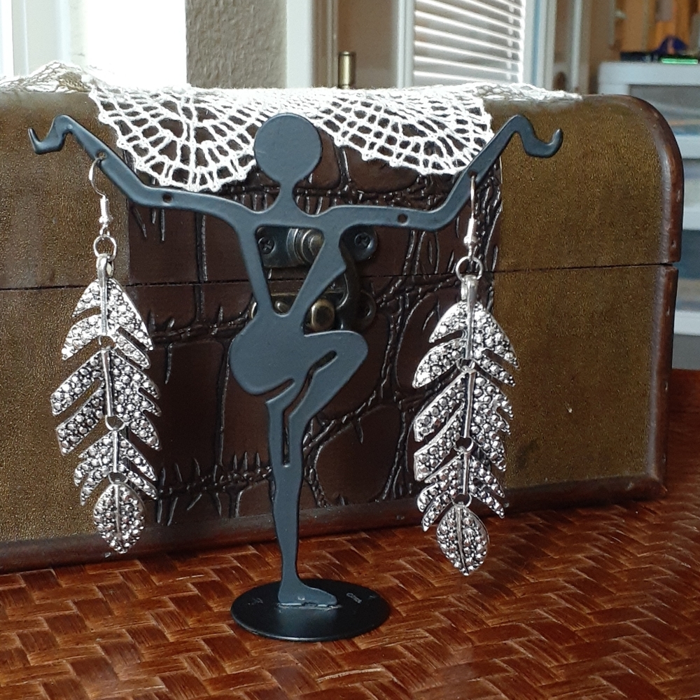 👉*NWT* LONG FEATHER MOVEMENT EARRINGS ~MULTI LINK